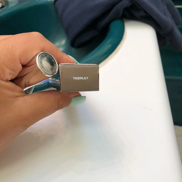 NIB BECCA TIGER LILY GLOW GLOSS - Picture 4 of 5